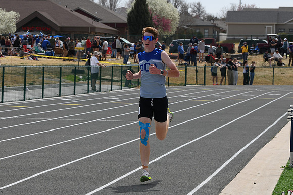 DSC_6627-1 - 1600 meters - lap three...