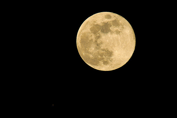 DSC_4580_edited - Mars at 7 o-clock from the full Super Wolf Moon.  (f11, Shutter 460, ISO 100)